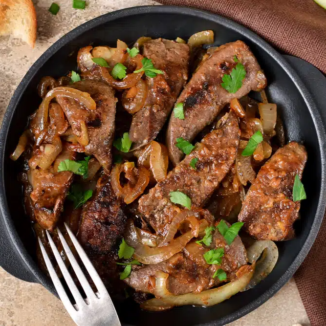 Arroz, farofa de bacon e fígado acebolado.