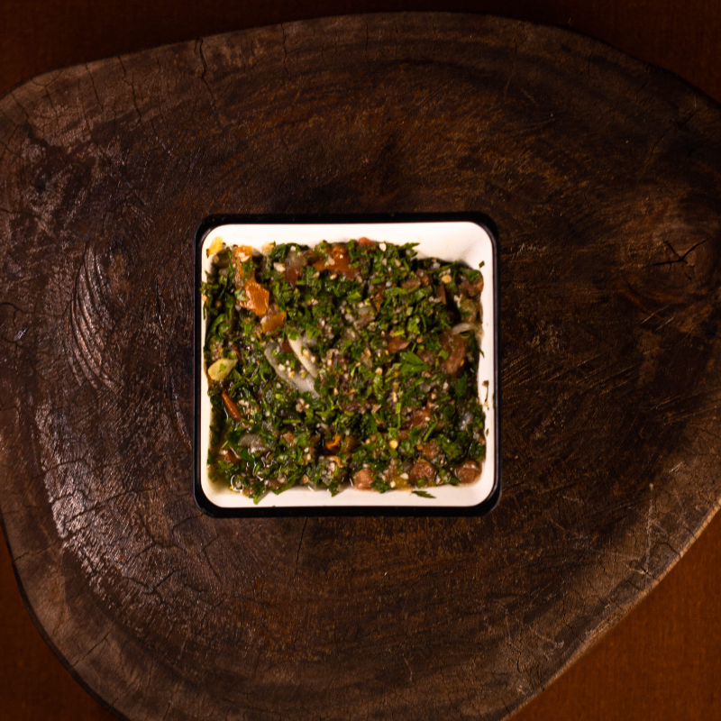 Salsinha picada, tomate, cebola, trigo para kibe, hortelã, suco de limão e azeite.
