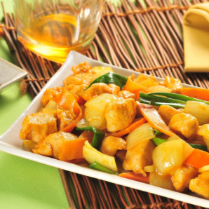 Cubos de peito de frango, fatias de cenoura, cebola e cebolinha ao molho curry.