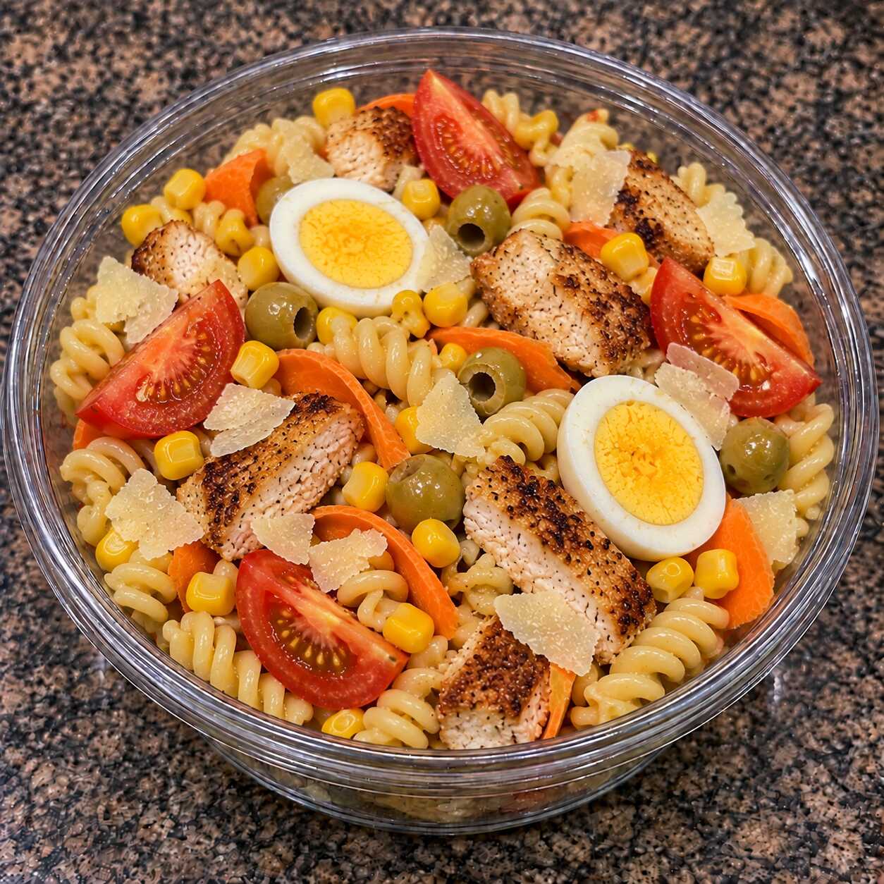 Uma opção farta e irresistível, com macarrão, frango grelhado, ovo, tomate, milho, cenoura, azeitona e parmesão.
