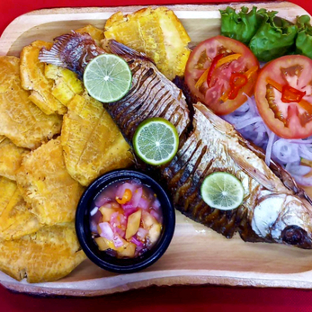 Patacones con Pescado Frito y Ensalada