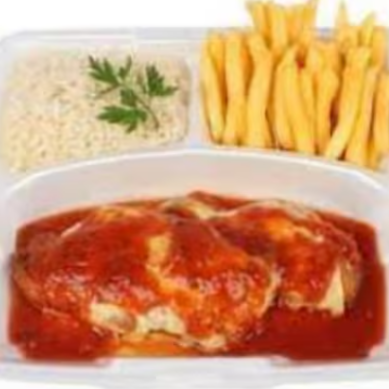Marmitex executiva com arroz branco, fritas e frango à parmegiana com molho vermelho e queijo mussarela.