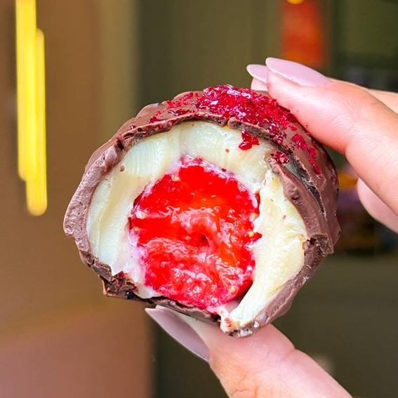 O novo hype do momento, com o toque Dandoce.
Nosso delicioso morango cravejado é feito com morango selecionado, chocolate ao leite e crocante de caramelo.
Uma combinação irresistível.
Recomendamos consumo imediato.