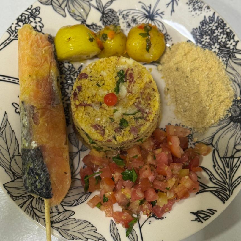 Neste prato Trazemos o queridinho dos nossos clientes o famoso cuscuz do churrasco do ju feita na qualiadade nordestina com aquele toque da carne seca junto com cabresa e bacon que da um sabor unico do churrasco do ju mais aquele vinagrete fresco e não podia faltar aquela batata em conserva mais 1 espeto de salmão