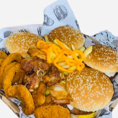 4 hambúrgueres + Refrigerante 2L+ batata frita + frango à passarinho + anel de cebola + nuggets