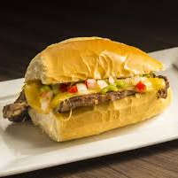 Bife de contra filé com queijo prato e vinagrete no pão francês.
