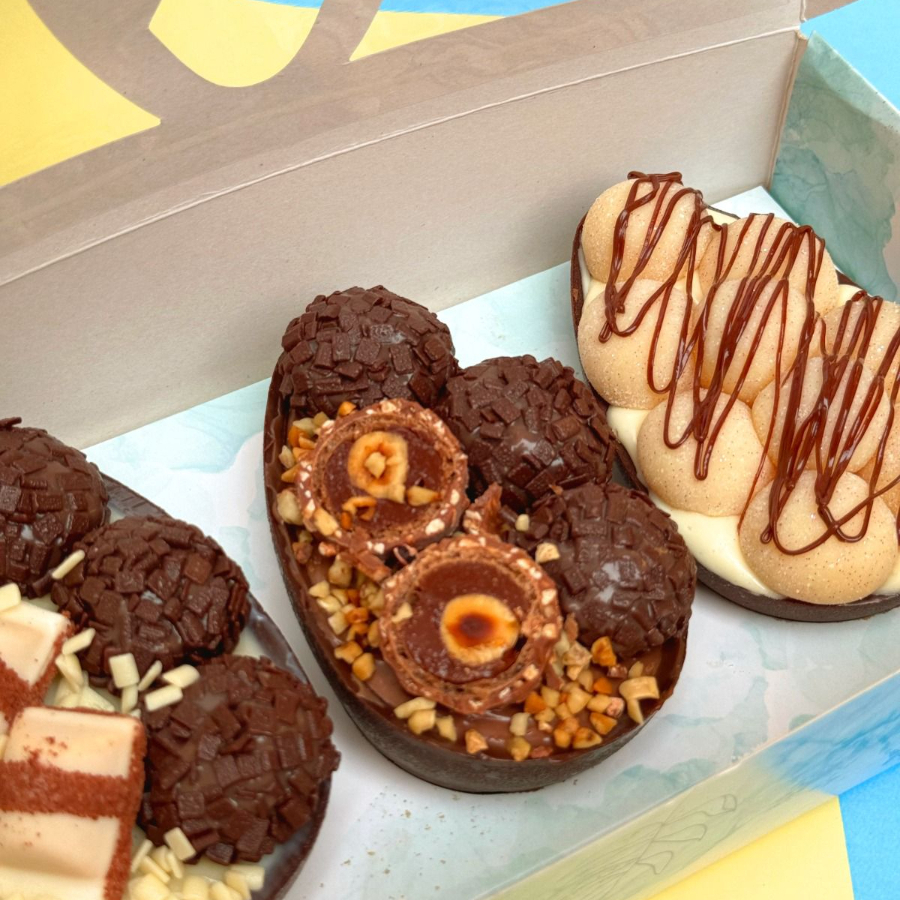 3 Cascas de 150g cada, sendo uma de ferreiro, uma de kinder e uma de ninho com nutella