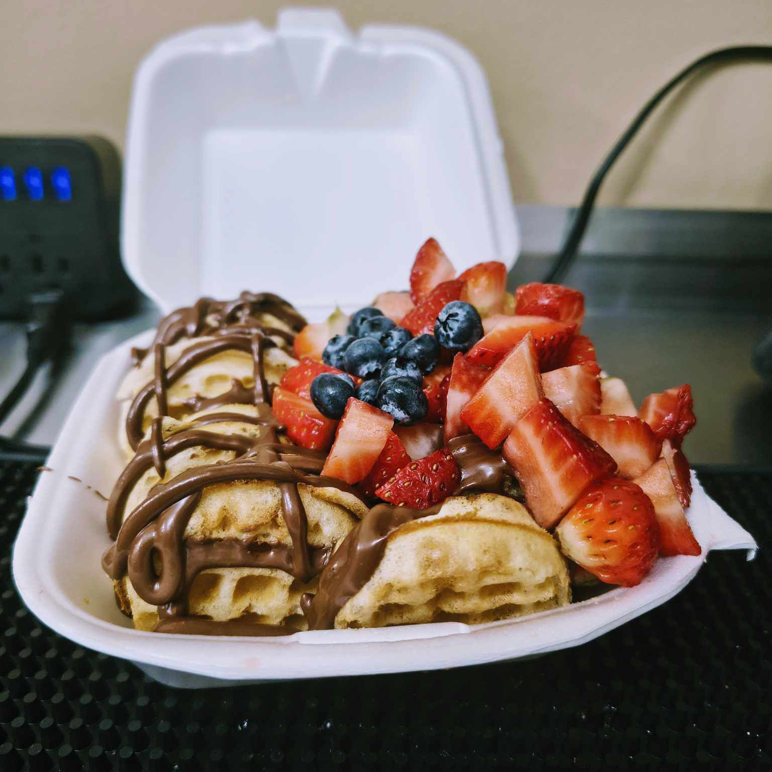 Mini Waffles NUTELLA Con Fresa y Blueberry