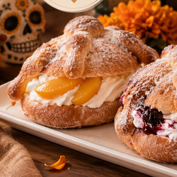 Pan de muerto rellena de duraznos y crema chantill