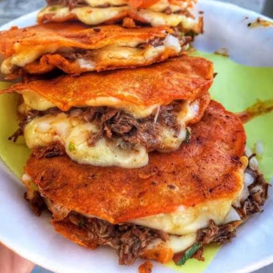 Mulita de Birria con Queso