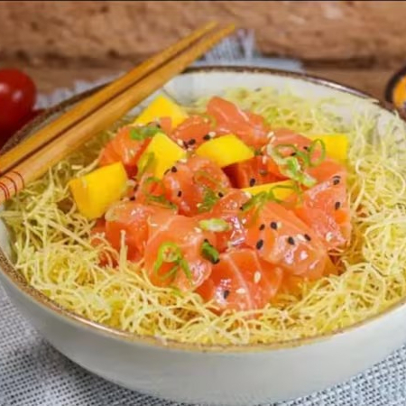 Salmão em cubos temperado com azeite trufado, Flor de sal, Manga, Sunomono, cebolinha, Batata doce frita Fininha, Cebola Roxa, Gergelin.