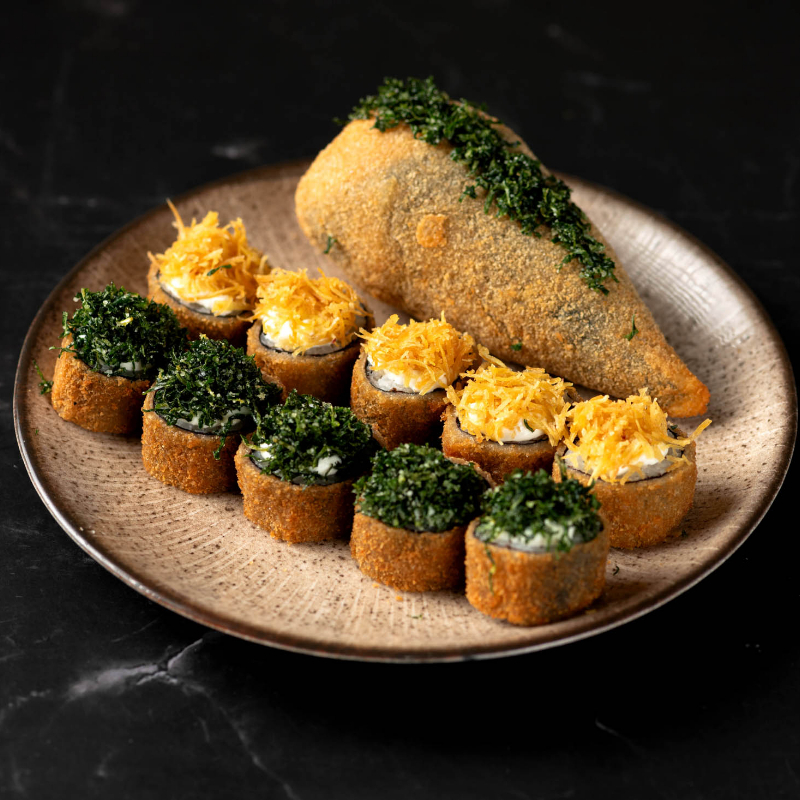 1 Temaki Empanado, 5 Hot Holl Couve, 5 Hot Holl Batata Crispy