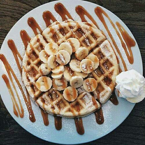 Waffles con Platano y Lechera