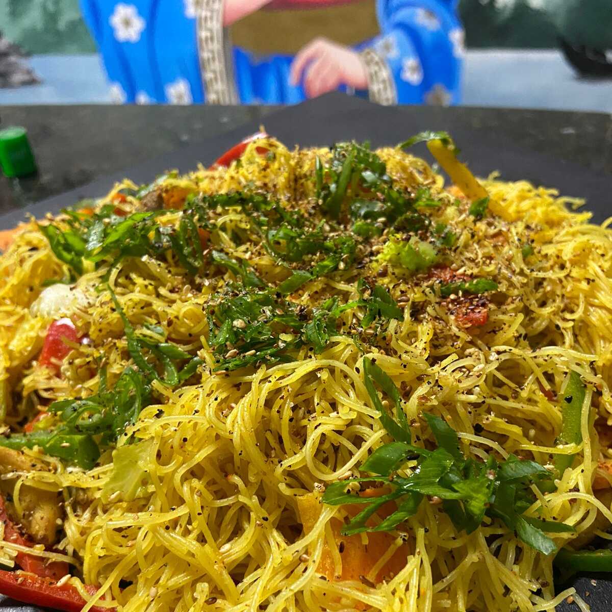 Macarrão bifum, carne macia, frango suculento, legumes desfiados, temperado ao nosso delicioso molho curry picante