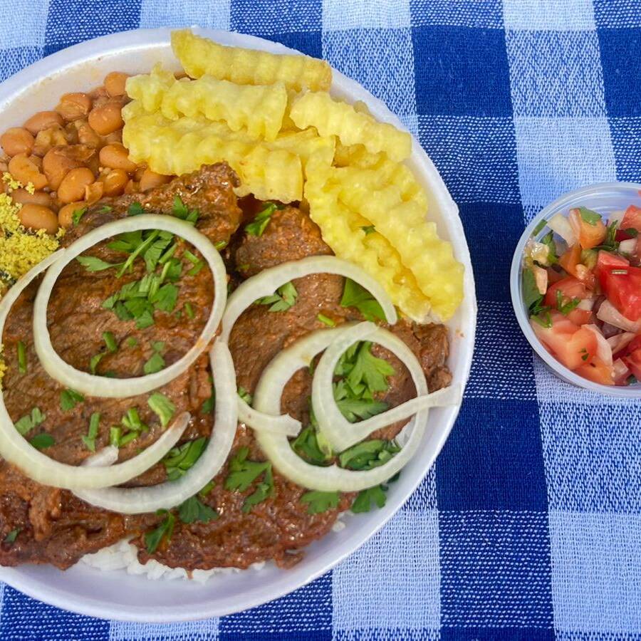 SERVE 1 PESSSOA BIFE BOVINO ACEBOLADO, ARROZ ,FEIJÃO BATATA FRITA CRINKLE, SALADINHA DO DIA