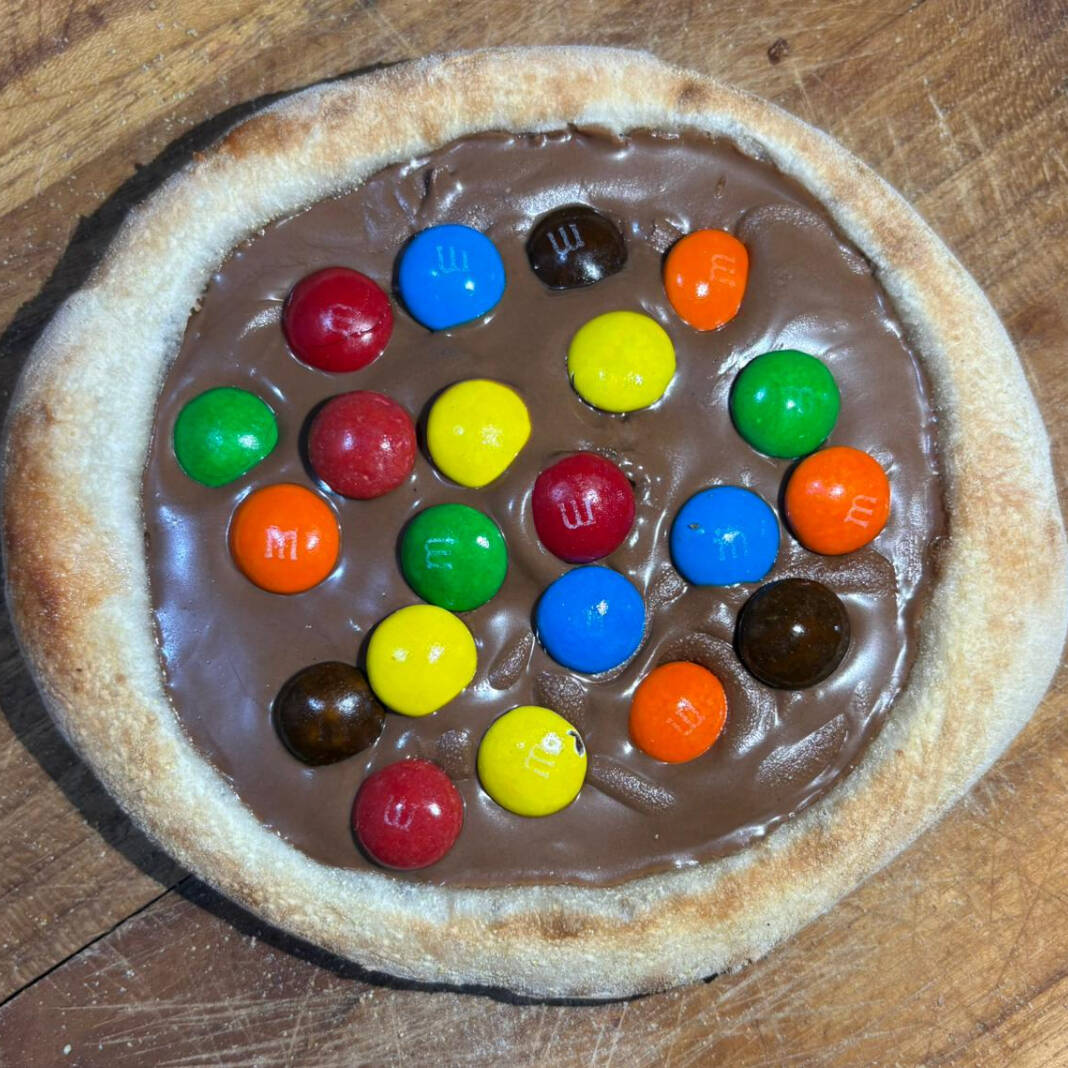 Esfiha com cobertura de Chocolate e M&M' s, uma das mais vendidas da Bella Napolle!