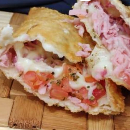 Delicioso! Pastel de presunto, mussarela, bacon, tomate e orégano.