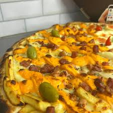 🍅 Molho Rufu’s, 🧀muçarela, 🍟 batata-frita, 🧀 cheddar cremoso, 🥓 bacon crocante defumado e orégano. Crocante, pesada e impossível de ignorar.