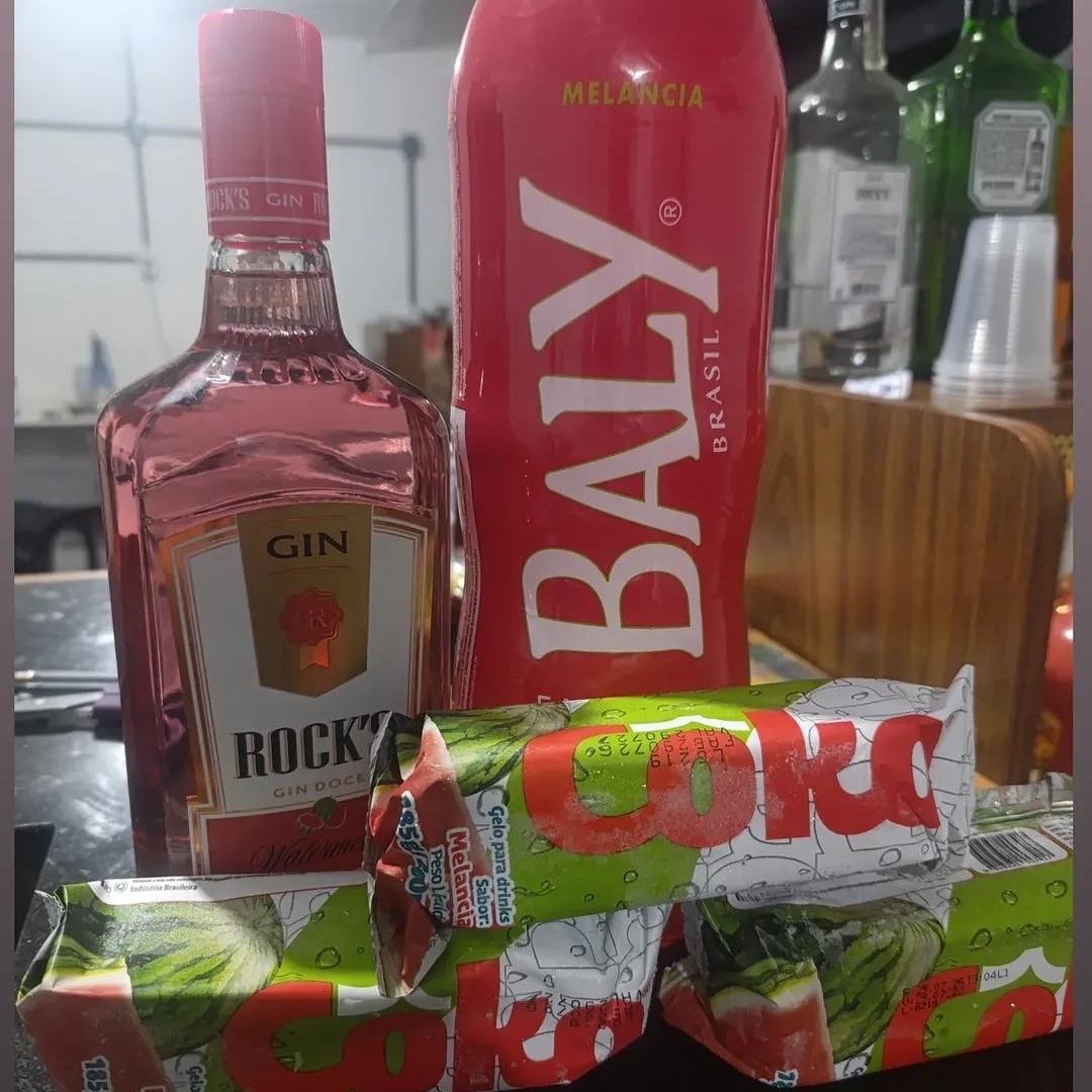 Escolha entre Melancia, tropical, morango ou maçã verde. Contém 1L de gin Rocks + 2L de energético Baly + 3 gelos de coco + 3 copos
