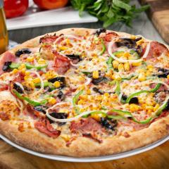 Queijo Muçarela, Presunto, Milho, Calabresa, Azeitona, Cebola, Pimentão e Orégano 8 fatias.