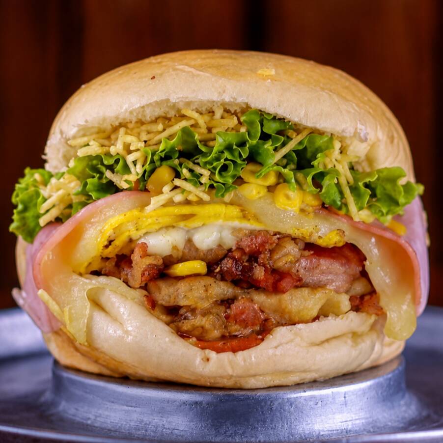 Pão macio com filé de frango grelhado, muçarela derretida, bacon crocante, Catupiry cremoso, alface, tomate, milho verde e batata palha. Uma combinação completa e irresistível.