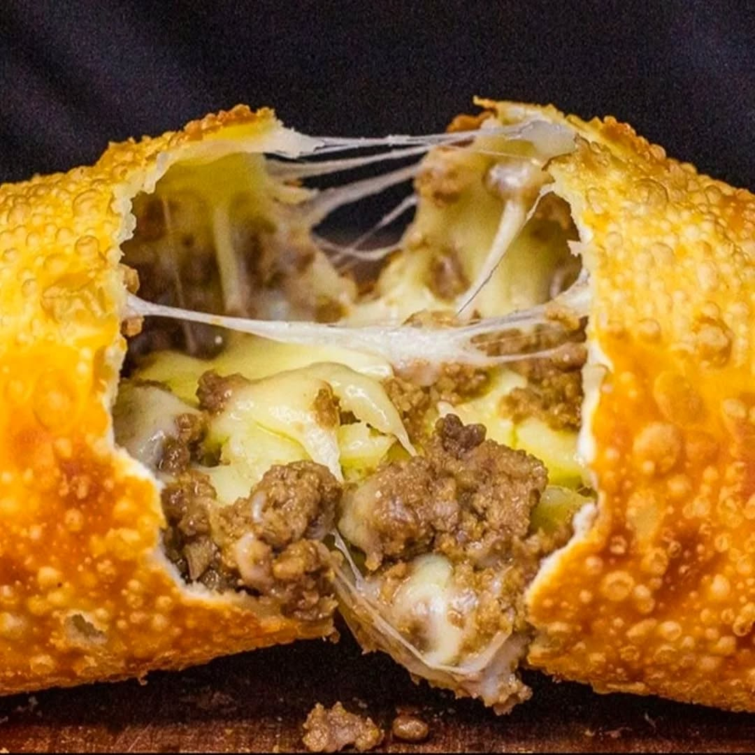 Pastel frito na hora com massa sequinha e crocante, recheado com carne moída temperada e queijo derretido. Uma combinação clássica que une o sabor marcante da carne com a cremosidade do queijo!