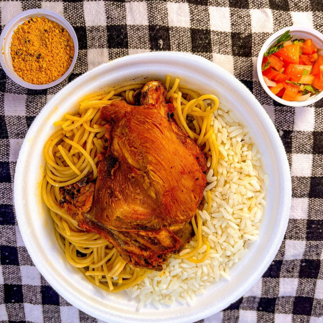 Leve 2 Marmitas de Galinha Assada Grande e ganhe (1 coca 250ml Grátis). Galinha assada bem temperada acompanhada de arroz branco soltinho, feijão mulato, macarrão, vinagrete e farofa. (Todas as nossas marmitas são bem servidas, feita com temperinho caseiro). (Marmitex Grande)900gr. + coca 200ml Grátis.