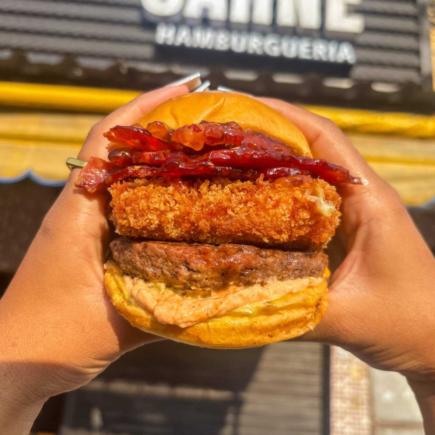 Pão macio tostado na chapa, burger artesanal suculento de 130g, bacon crocante, mussarela empanada ultra crocante, geleia de pimenta levemente picante e nossa maionese tasty exclusiva, criando um contraste perfeito entre crocância, cremosidade e o agridoce marcante.
💖 O queridinho das mulheres — leve no paladar, mas cheio de personalidade.
🔥 Um hambúrguer intenso e surpreendente, pra quem quer sair do comum e provar algo realmente diferenciado.