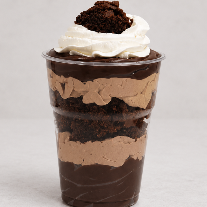 Camadas de mousse de chocolate super cremosa, creme de chocolate intenso, pedacinhos de brownie macio e finalização com chantininho irresistível. Extremamente recheado, geladinho e perfeito para quem ama sobremesas chocolatudas de verdade. Serve 1 pessoa. +-250gr