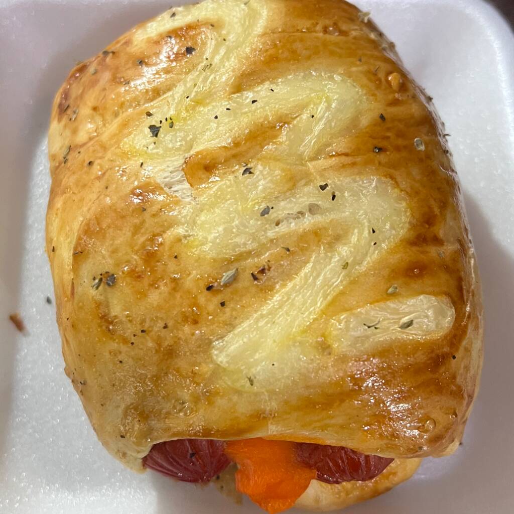 Pão macio recheado com duas vinas e uma generosa camada de cheddar cremoso. Uma combinação simples, bem servida e cheia de sabor para matar a fome!
