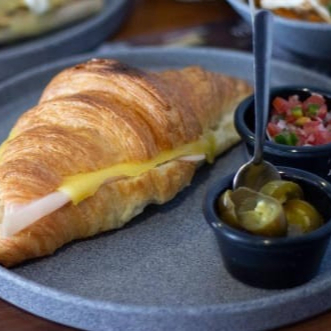 Croissant de jamón con queso