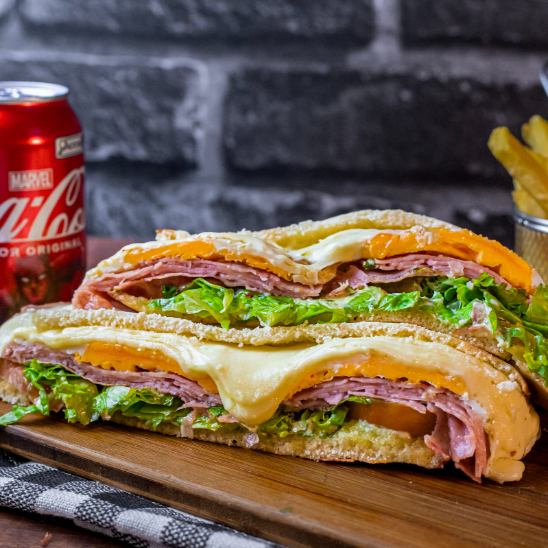 Pão sirio, maionese, presunto, mussarela, ovos e salada