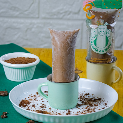 O queridinho do nosso cardápio! Nosso Sacolé Gourmet de Ovomaltine tem uma base cremosa e o sabor inconfundível do chocolate maltado. Crocante, delicioso e irresistível.