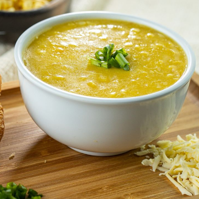 Um caldo delicioso feito com frango desfiado, millho fresco e temperos especiais, perfeito para aquecer o corpo e a alma. Obs: incluso cheiro verde e torrada (300ml ou 400ml)