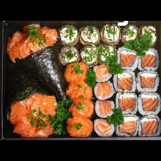 8 uramaki Filadélfia 4 hossomaki 4 joe de Salmão 8 hot especial 2 teamki medio