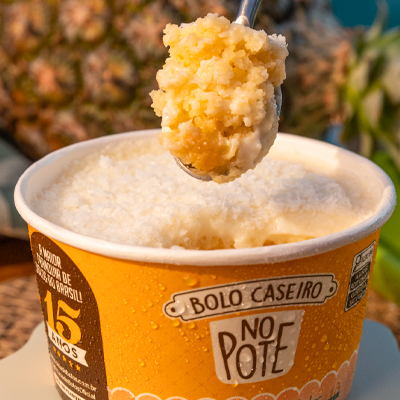 Camadas deliciosas de um bolo bem molhadinho, recheio especial de abacaxi e cobertura com um leve toque de coco. Tudo dentro do potinho!
Peso aproximado do bolo de pote: 190 gramas
Alérgicos: Contém Glúten e Lactose. Contém leite e derivados, derivados do trigo, derivados da soja e ovo.
Para informações de ingredientes e tabela nutricional consulte o site.