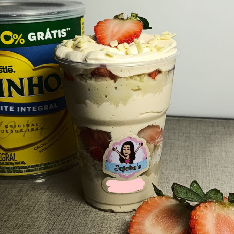 Composto por nosso mousse cremoso de Ninho, camada de bolo branco fofinho e molhadinho, morangos picados, camada do nosso recheio cremoso de Ninho, finalizado com mousse de Ninho e morango.