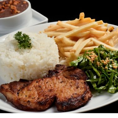 Acompanha Arroz , Feijao , Macarrao , Farofa e Salada Verde
