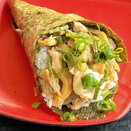 Preparado com uma pasta de soja cremosa e autêntica, enriquecida com um caldo de peixe rico e saboroso. A cebolinha fresca adiciona um toque agradável e suave, e tofu.