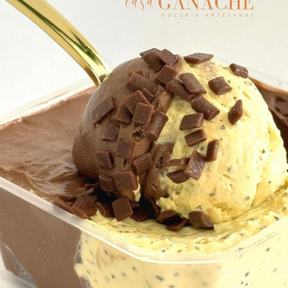 Mousse de chocolate preto e mousse de maracujá