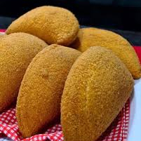 Risoles com recheio de frango desfiado, perfeito para um lanche rápido. Frito na hora