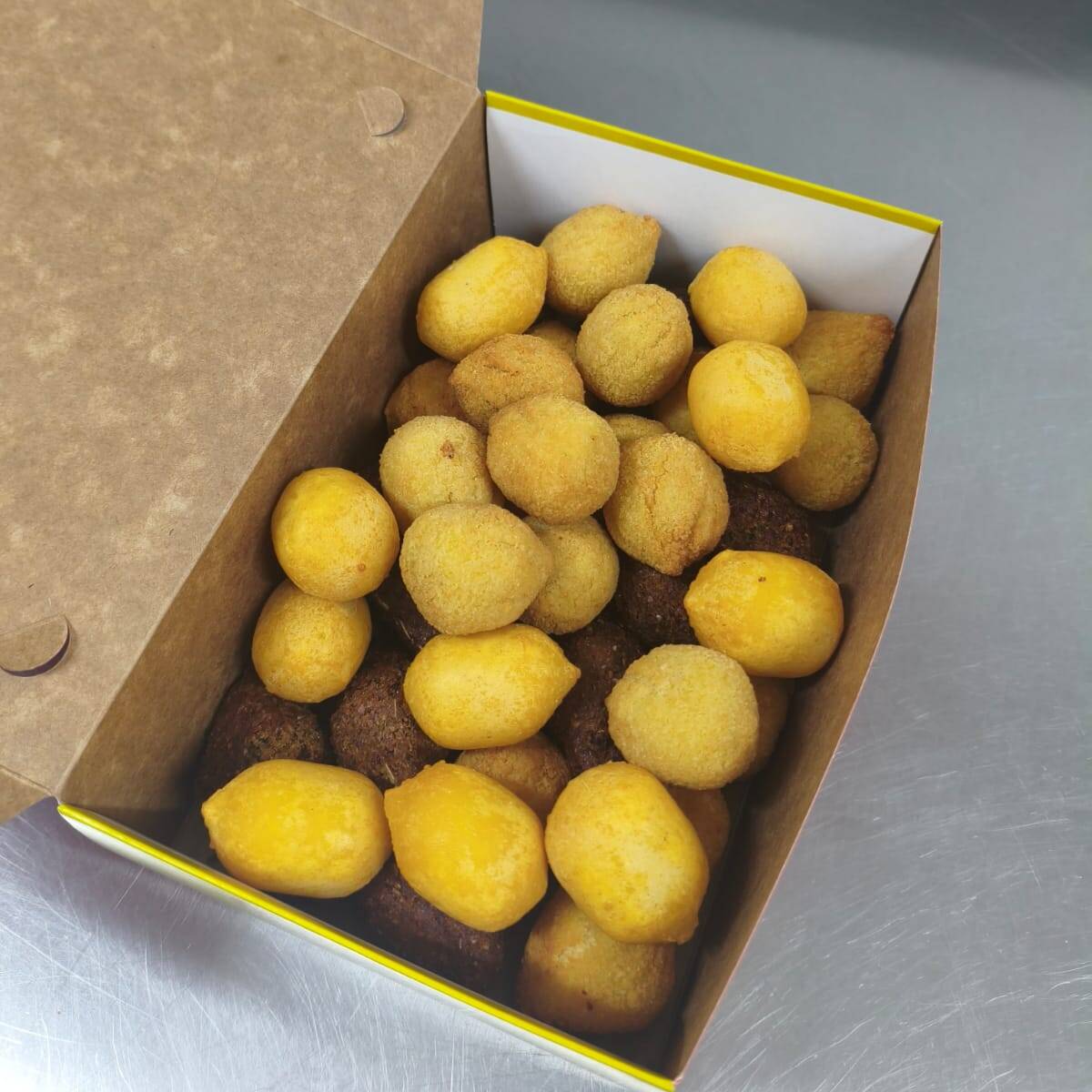 Caixa premium de salgados + coca cola
(obs o que tiver no estoque entre zero e normal mandaremos)
40 unidades de salgados
10 coxinha de frango
10 bolinha de queijo
10 risoles
10 Doguinho