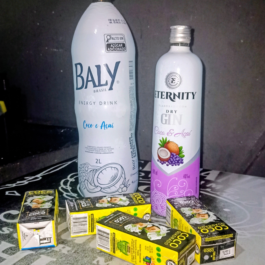 Nosso combo acompanha 1 garrafa de gin (eternity) + 1 energético de coco + 4 gelos de coco + 4 copos