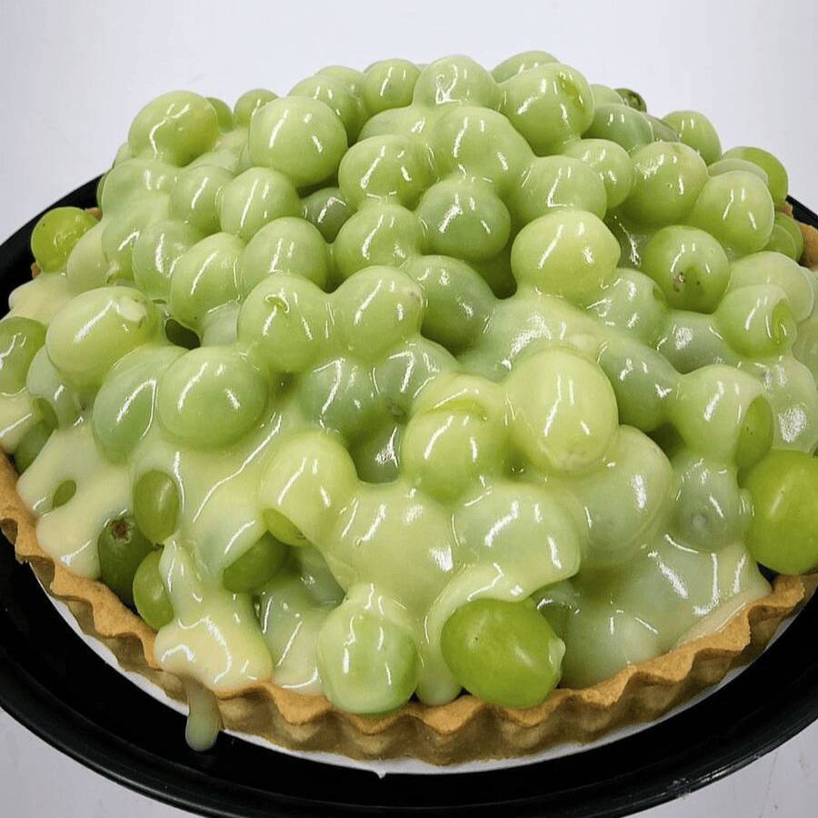 Tarta de uvas individual con chocolate blanco.