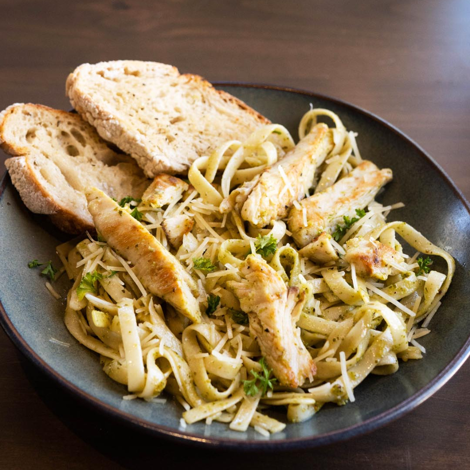 Fettuccine Pesto de Albahaca