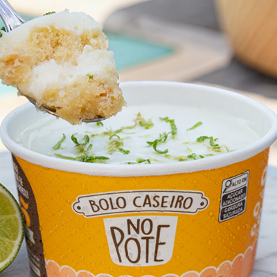 Camadas deliciosas de um bolo bem molhadinho, recheio especial de limão feito com suco da fruta com uma deliciosa cobertura com raspas de limão. Tudo dentro do potinho!
Peso aproximado do bolo de pote : 162 gramas
Alérgicos: Contém Glúten e Lactose. Contém leite e derivados, derivados do trigo, derivados da soja e ovo.
Para informações de ingredientes e tabela nuitricional do Bolo de Pote consulte o site.