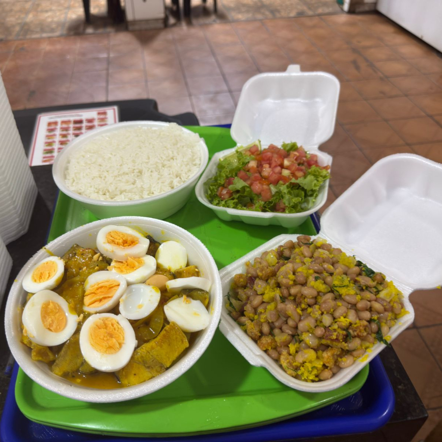PINTADO 500g, ARROZ, FEIJÃO TROPEIRO, MANDIOCA, OVO E SALADA DE ALFACE E TOMATE.