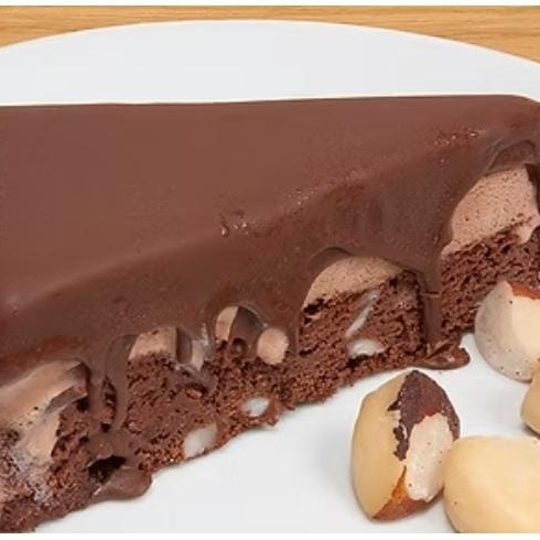 Torta de chocolate com castanhas-do-Pará, coberta com sorvete e calda de chocolate. (INGREDIENTES Margarina, Açúcar refinado, Farinha de trigo, Ovos in natura, Castanha do Pará, Cacau em pó, Fermento em pó, Aroma de Baunilha, Sorvete de Chocolate e Cobertura de chocolate. Contém glúten.)