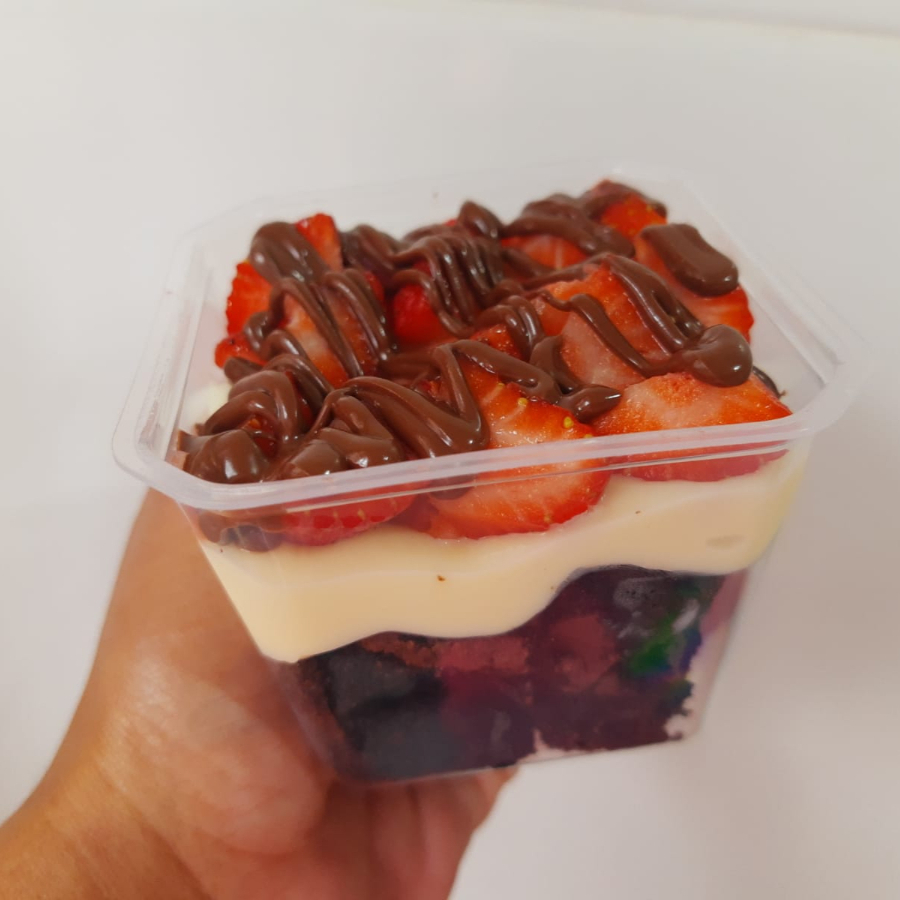 O melhor afogadinho que você poderia provar na vida! Nosso brownie macio com uma casquinha crocante combinado com nosso delicioso creme de Ninho morangos frescos picado e Nutella simplesmente maravilhoso