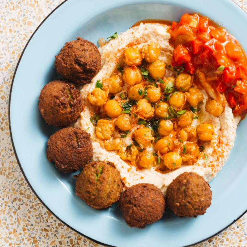 Hummus, falafel, grão-de-bico crocante, tehina, matbucha, azeite e páprica.